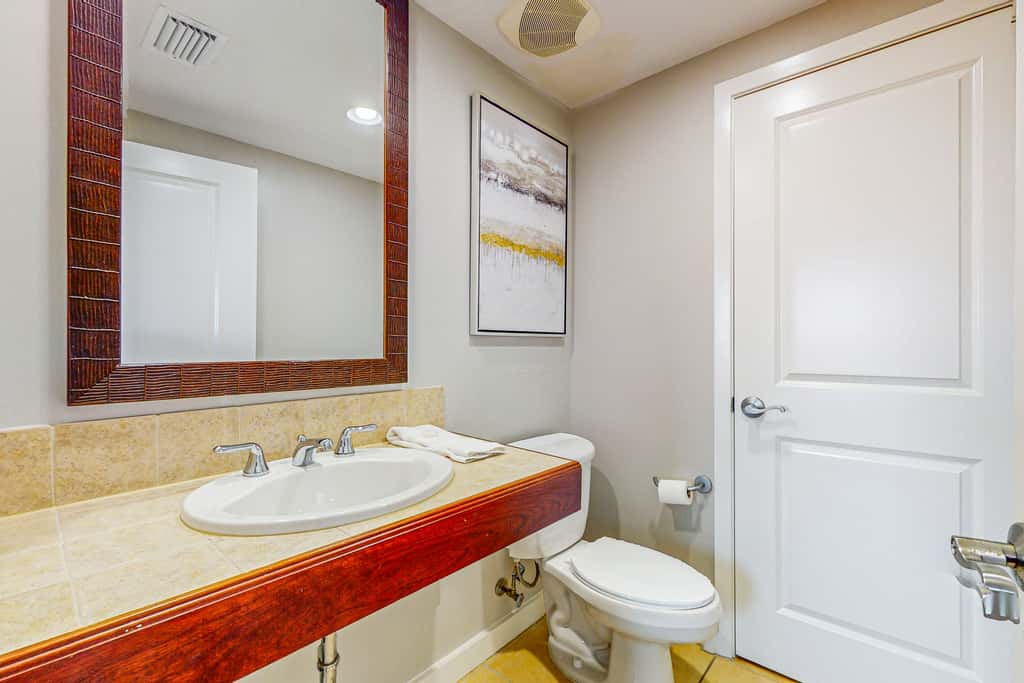 Bay-view condo 250 yards to beach w/sunset-view balcony, pool