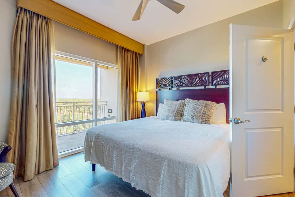 Bay-view condo 250 yards to beach w/sunset-view balcony, pool