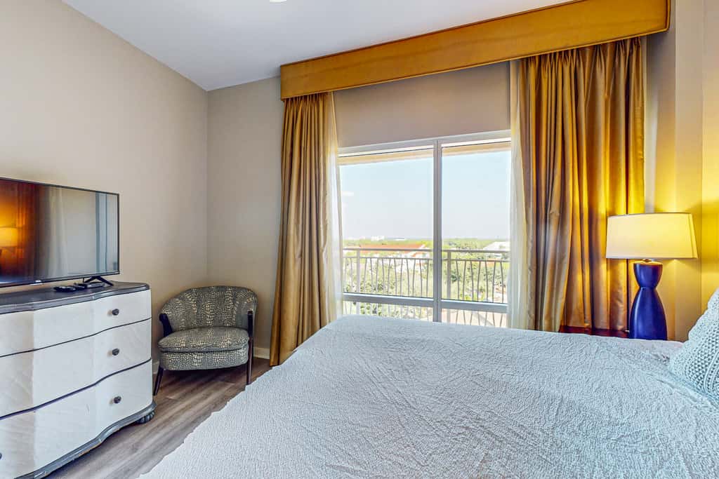 Bay-view condo 250 yards to beach w/sunset-view balcony, pool