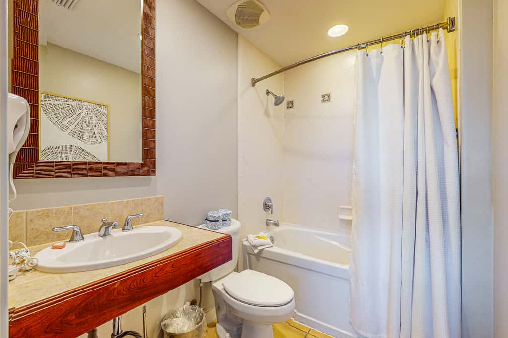 Bay-view condo 250 yards to beach w/sunset-view balcony, pool