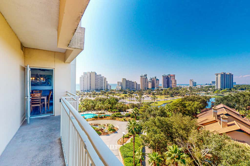 Bay-view condo 250 yards to beach w/sunset-view balcony, pool