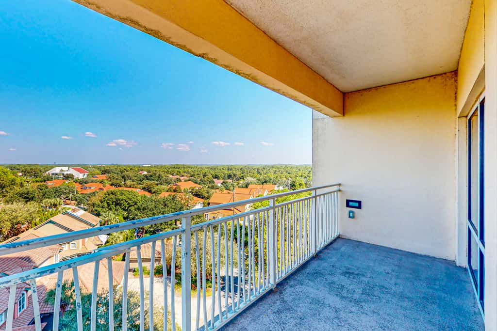 Bay-view condo 250 yards to beach w/sunset-view balcony, pool