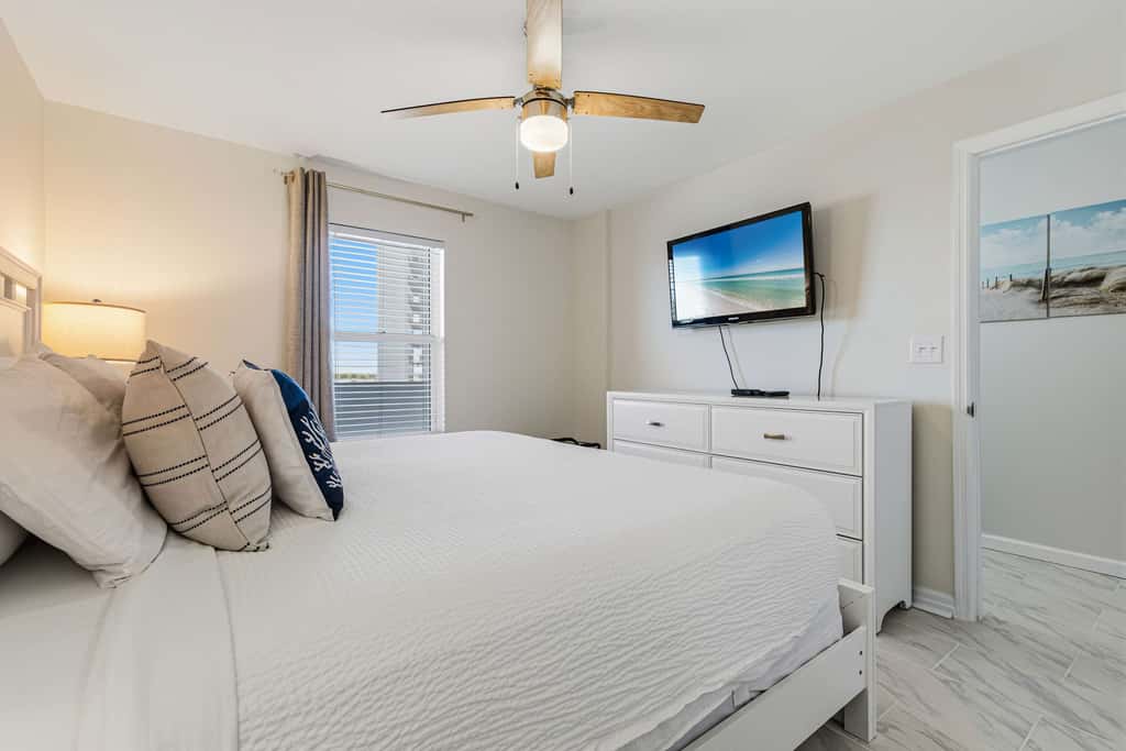 Beachfront Destin Pelican Beach Resort Condo, 9th Fl Gulf Views, Pools & Hot Tub
