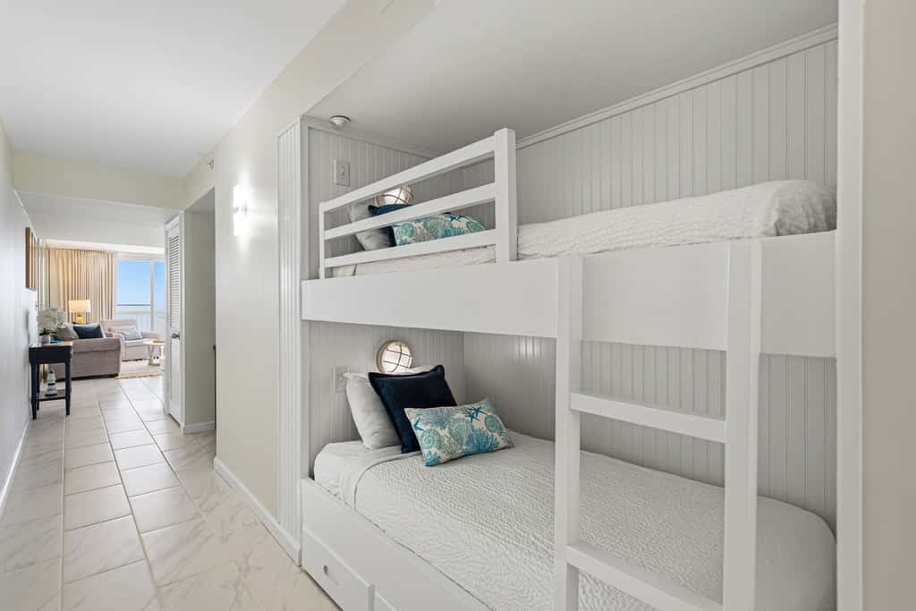 Beachfront Destin Pelican Beach Resort Condo, 9th Fl Gulf Views, Pools & Hot Tub
