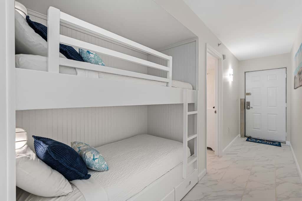 Beachfront Destin Pelican Beach Resort Condo, 9th Fl Gulf Views, Pools & Hot Tub