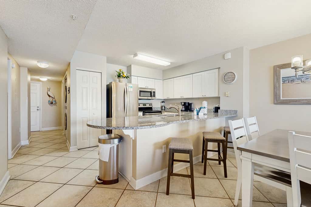 Coastal condo with Gulf views, Shared pool, washer and dryer, Wifi