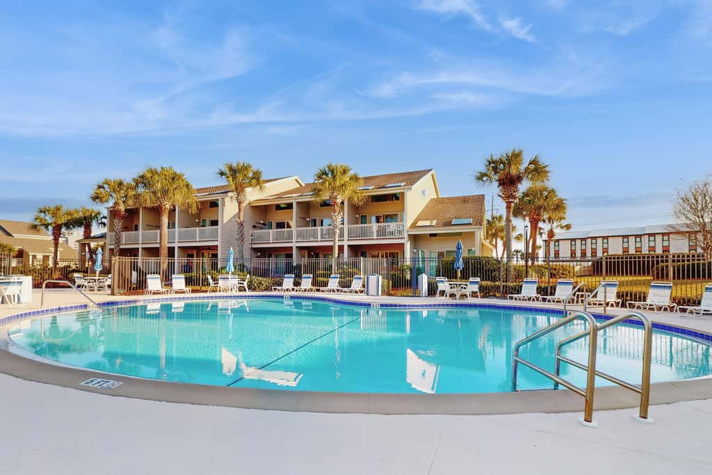 Spacious villa with full kitchen, shared pool & beach access - pets and snowbirds welcome