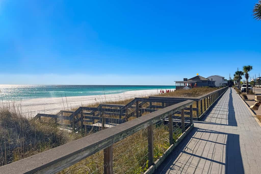 Spacious villa with full kitchen, shared pool & beach access - pets and snowbirds welcome