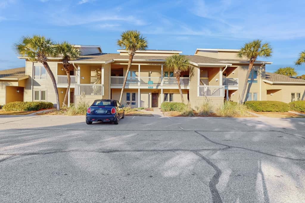 Spacious villa with full kitchen, shared pool & beach access - pets and snowbirds welcome