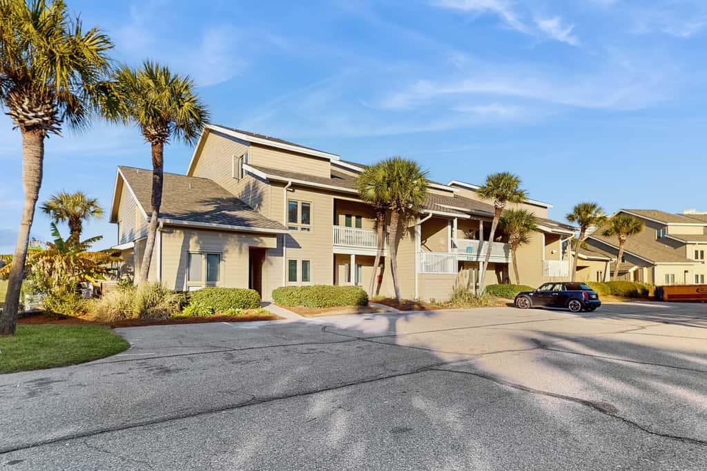 Spacious villa with full kitchen, shared pool & beach access - pets and snowbirds welcome