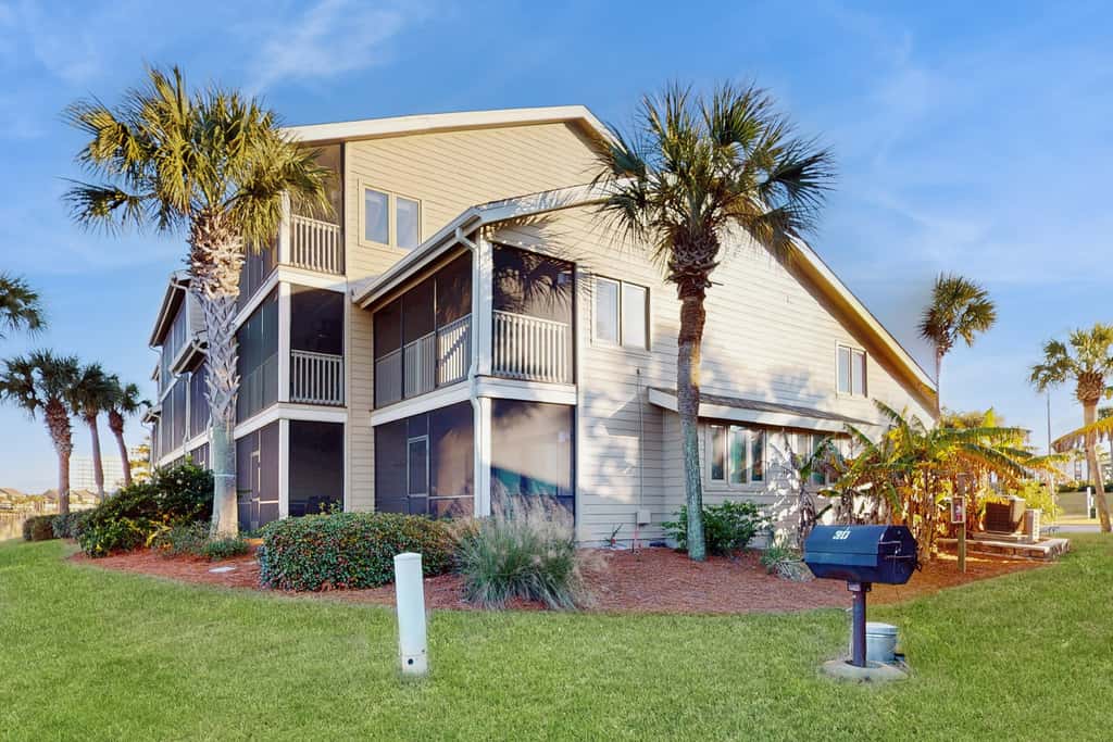 Spacious villa with full kitchen, shared pool & beach access - pets and snowbirds welcome