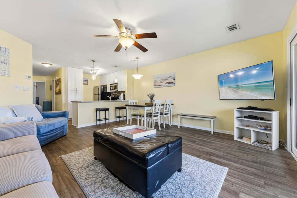 Spacious villa with full kitchen, shared pool & beach access - pets and snowbirds welcome