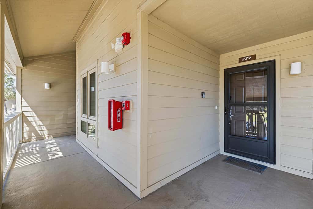 Spacious villa with full kitchen, shared pool & beach access - pets and snowbirds welcome