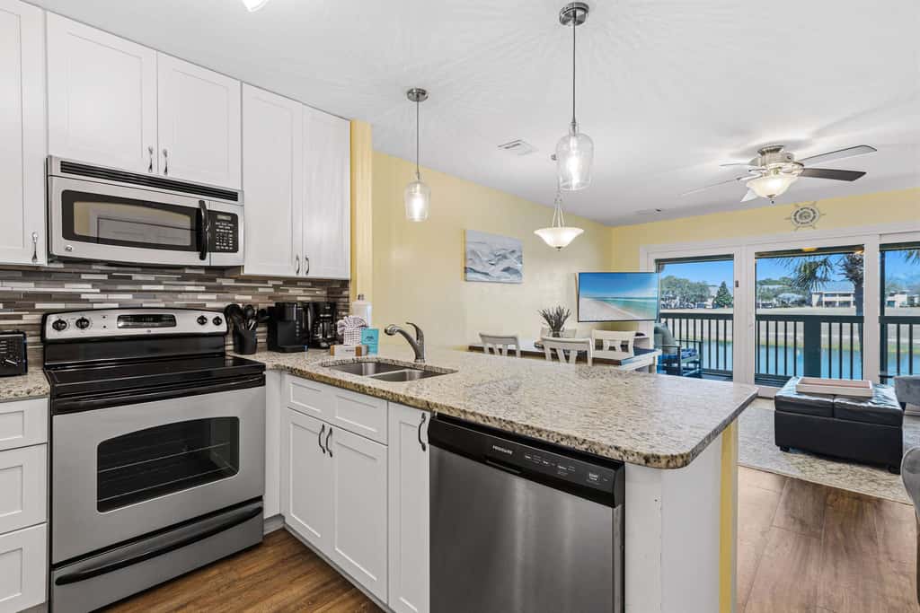 Spacious villa with full kitchen, shared pool & beach access - pets and snowbirds welcome
