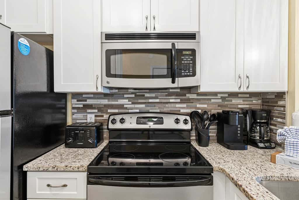 Spacious villa with full kitchen, shared pool & beach access - pets and snowbirds welcome