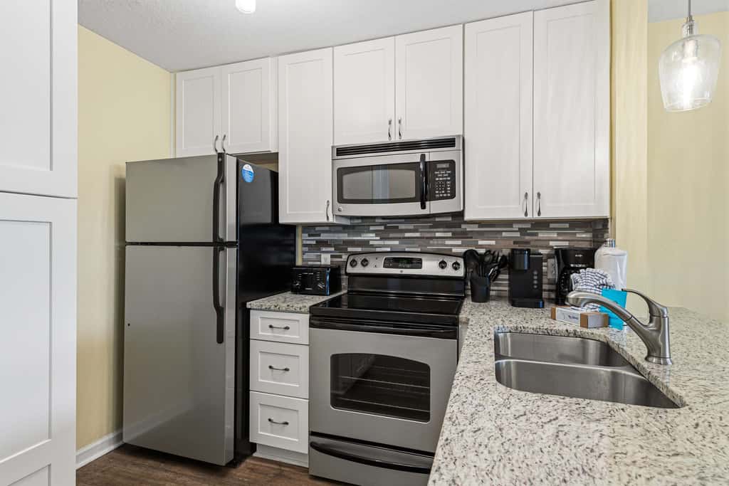 Spacious villa with full kitchen, shared pool & beach access - pets and snowbirds welcome