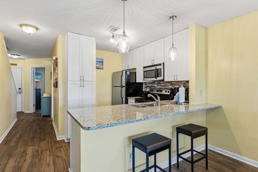 Spacious villa with full kitchen, shared pool & beach access - pets and snowbirds welcome