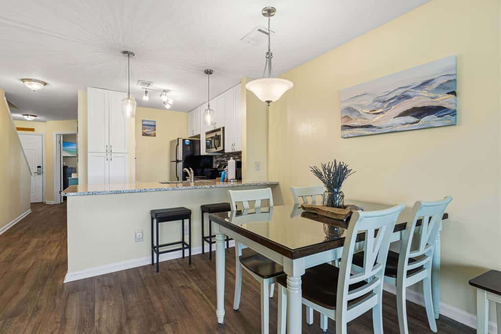 Spacious villa with full kitchen, shared pool & beach access - pets and snowbirds welcome