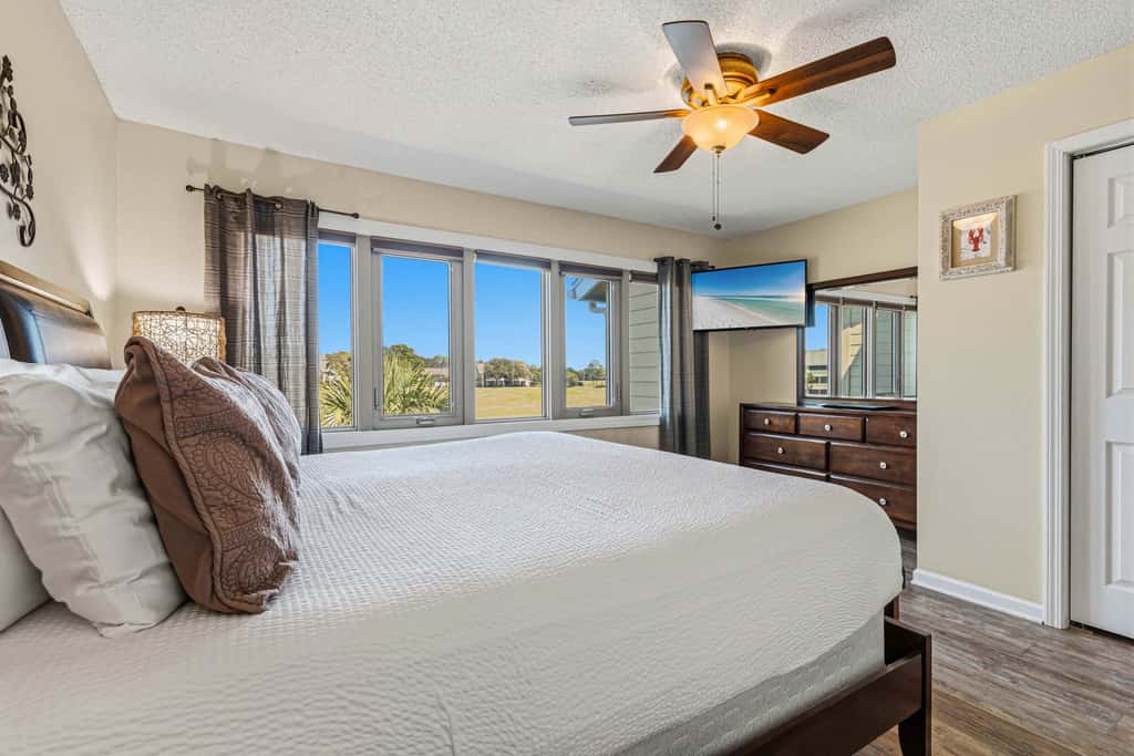 Spacious villa with full kitchen, shared pool & beach access - pets and snowbirds welcome