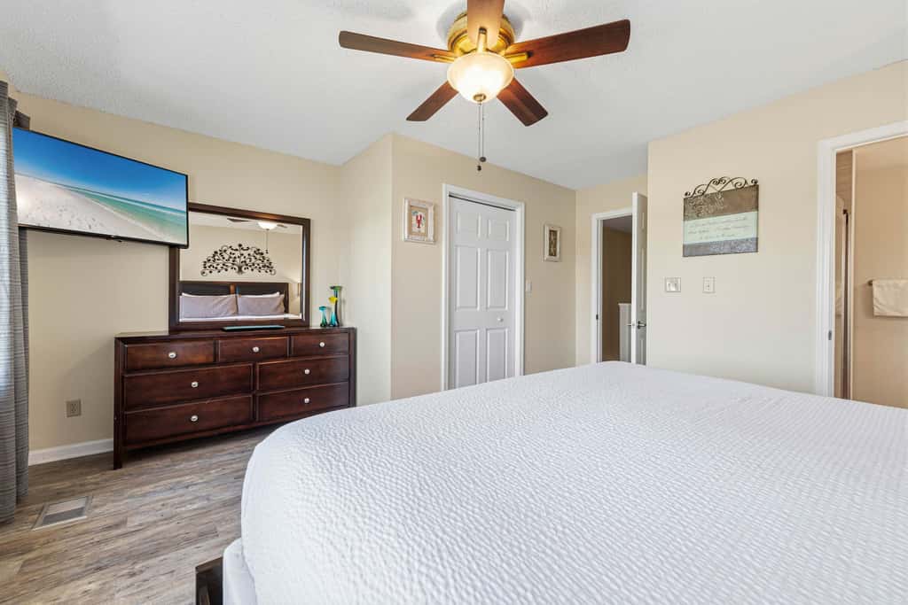 Spacious villa with full kitchen, shared pool & beach access - pets and snowbirds welcome