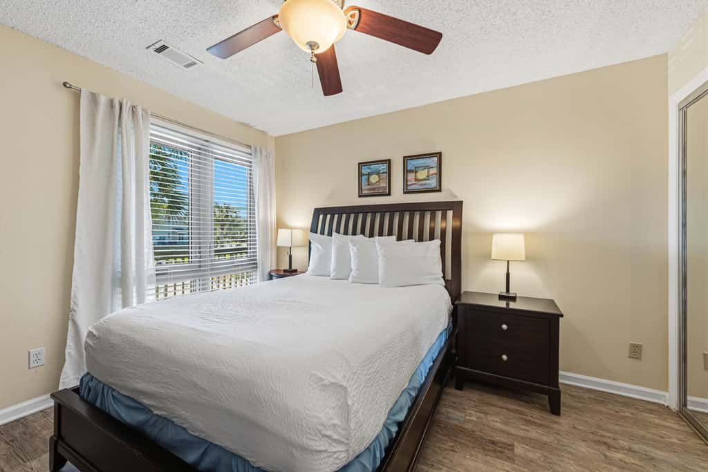 Spacious villa with full kitchen, shared pool & beach access - pets and snowbirds welcome
