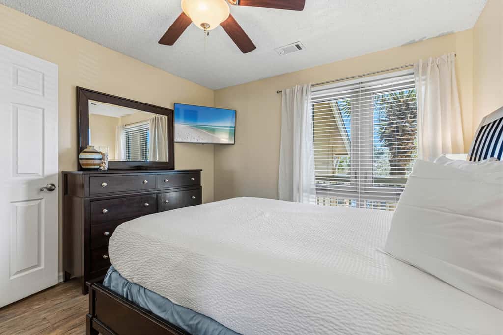 Spacious villa with full kitchen, shared pool & beach access - pets and snowbirds welcome