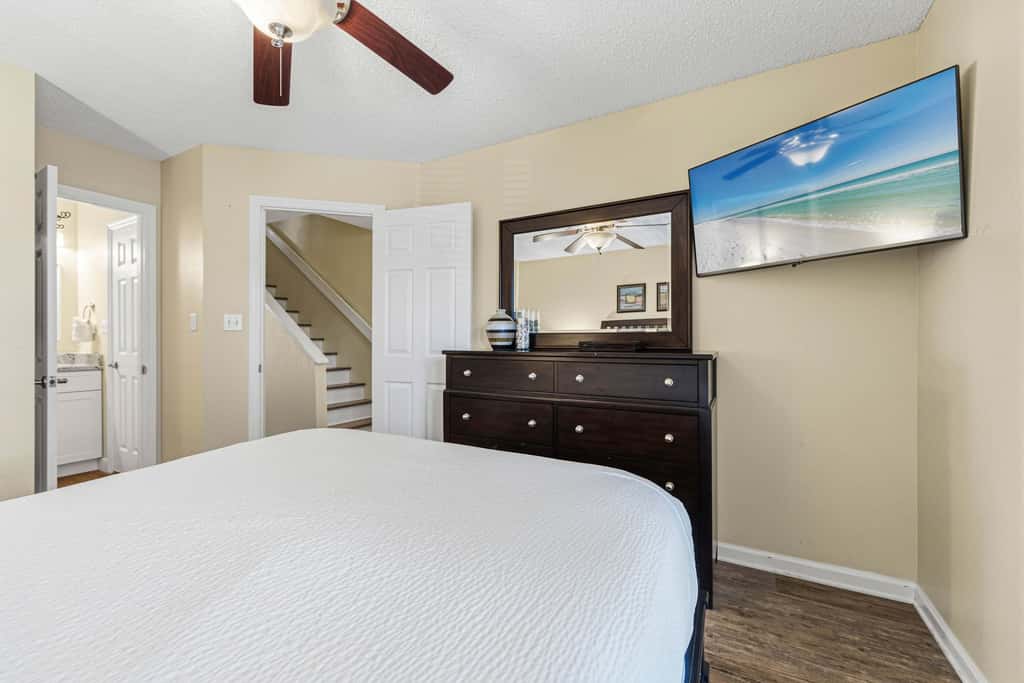Spacious villa with full kitchen, shared pool & beach access - pets and snowbirds welcome