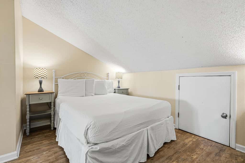 Spacious villa with full kitchen, shared pool & beach access - pets and snowbirds welcome