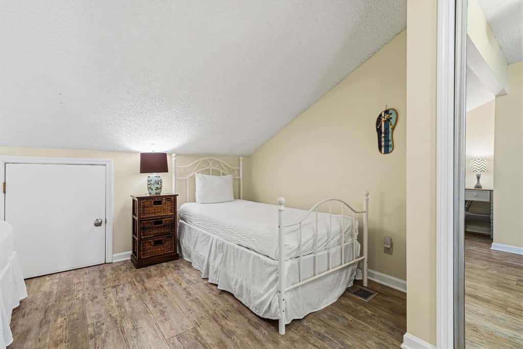 Spacious villa with full kitchen, shared pool & beach access - pets and snowbirds welcome