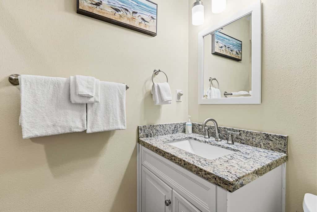Spacious villa with full kitchen, shared pool & beach access - pets and snowbirds welcome