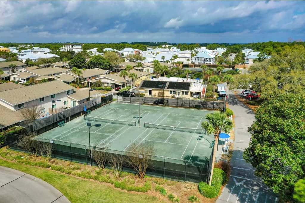 Spacious villa with full kitchen, shared pool & beach access - pets and snowbirds welcome