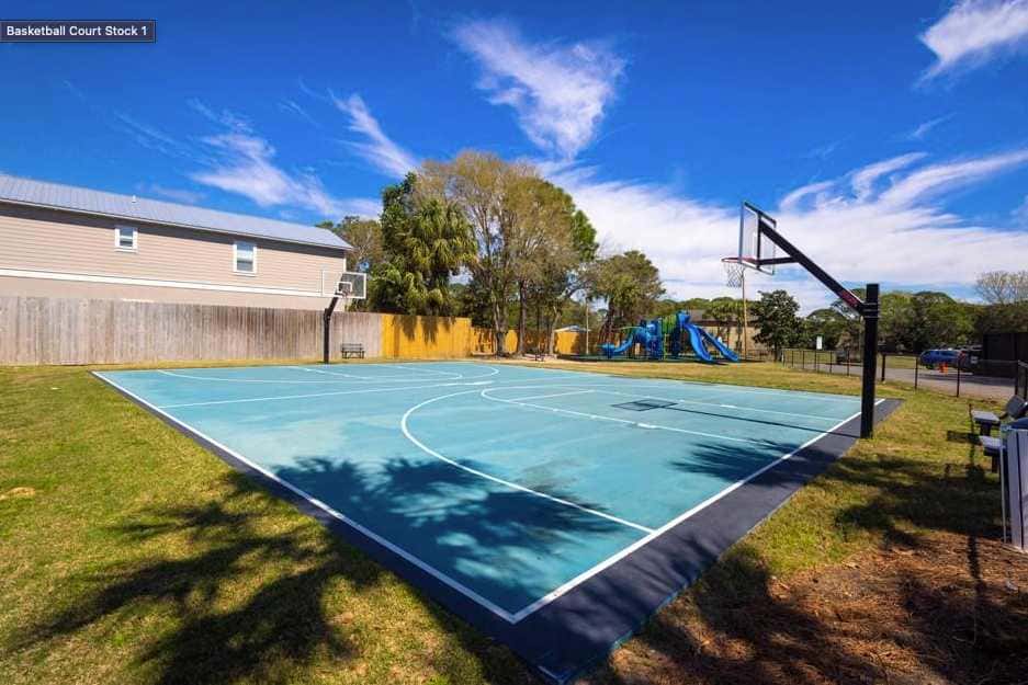 Spacious villa with full kitchen, shared pool & beach access - pets and snowbirds welcome