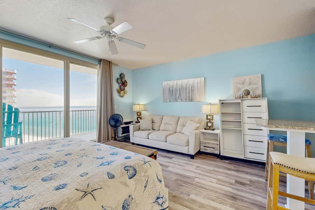 Cozy coastal studio with shared pool, beach access and close to everything
