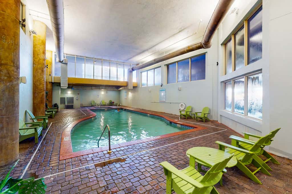 Cozy coastal studio with shared pool, beach access and close to everything