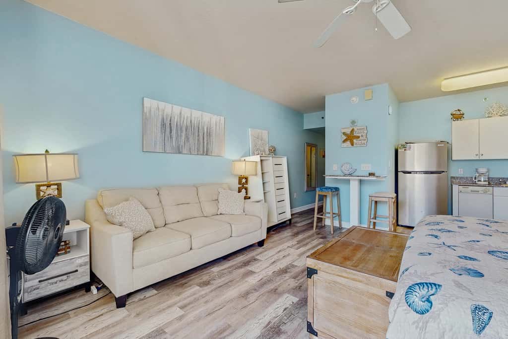 Cozy coastal studio with shared pool, beach access and close to everything