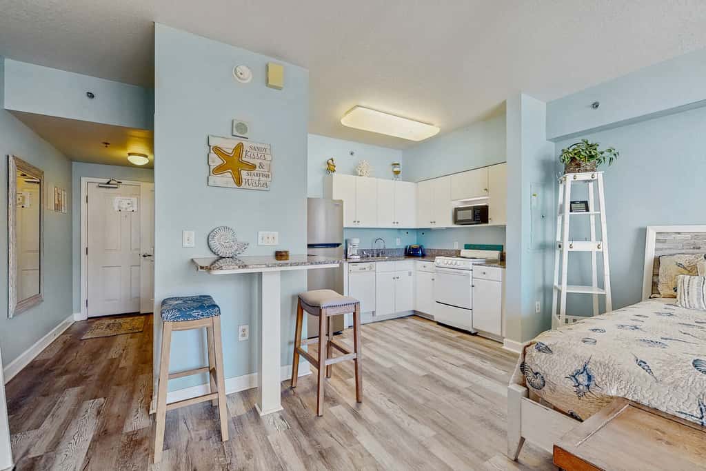 Cozy coastal studio with shared pool, beach access and close to everything