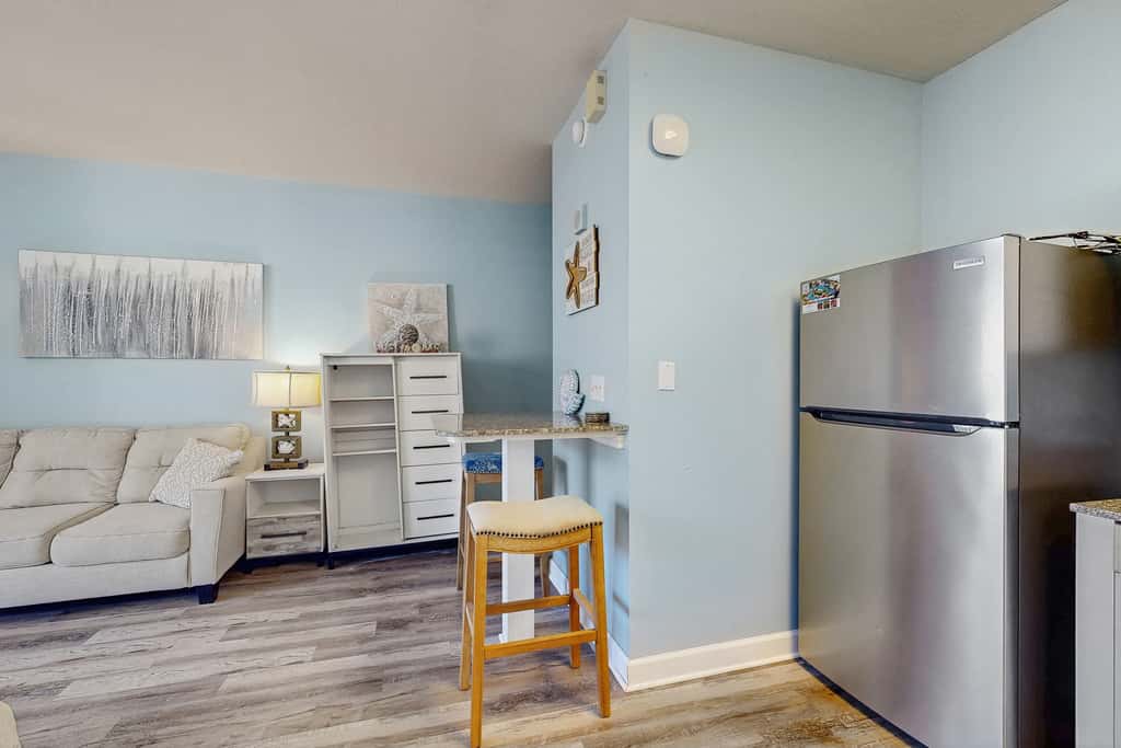 Cozy coastal studio with shared pool, beach access and close to everything
