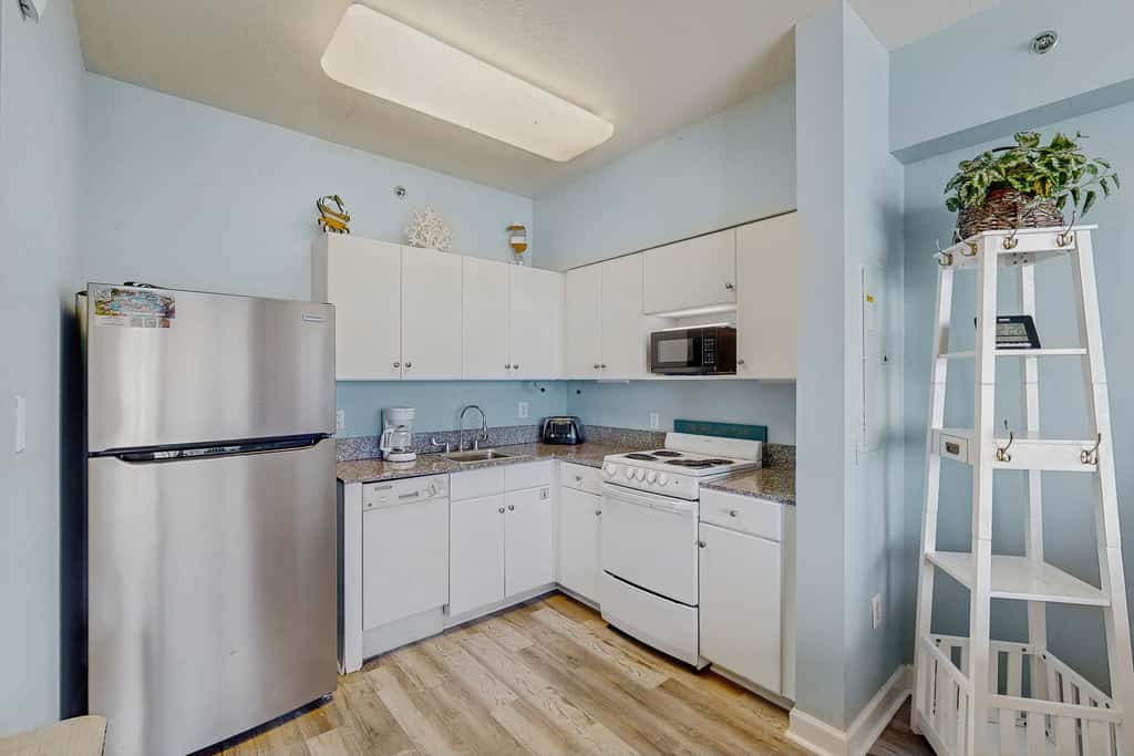 Cozy coastal studio with shared pool, beach access and close to everything