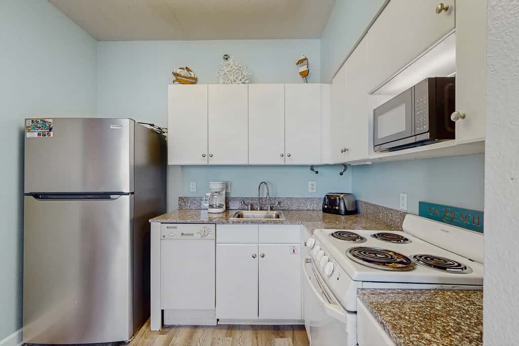 Cozy coastal studio with shared pool, beach access and close to everything