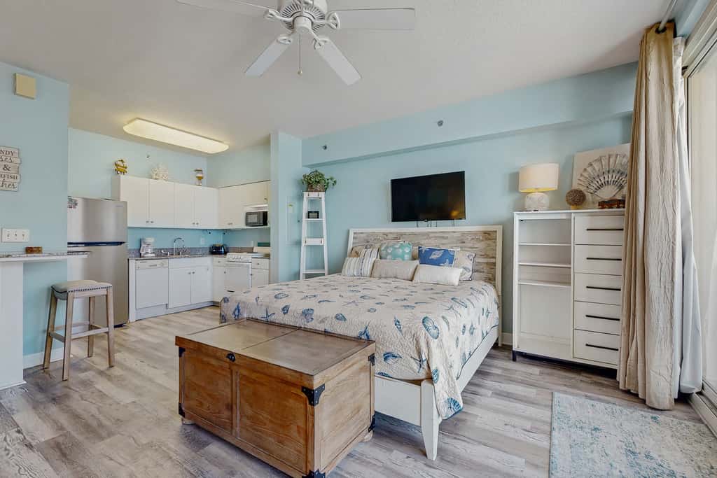 Cozy coastal studio with shared pool, beach access and close to everything