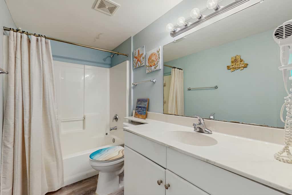 Cozy coastal studio with shared pool, beach access and close to everything