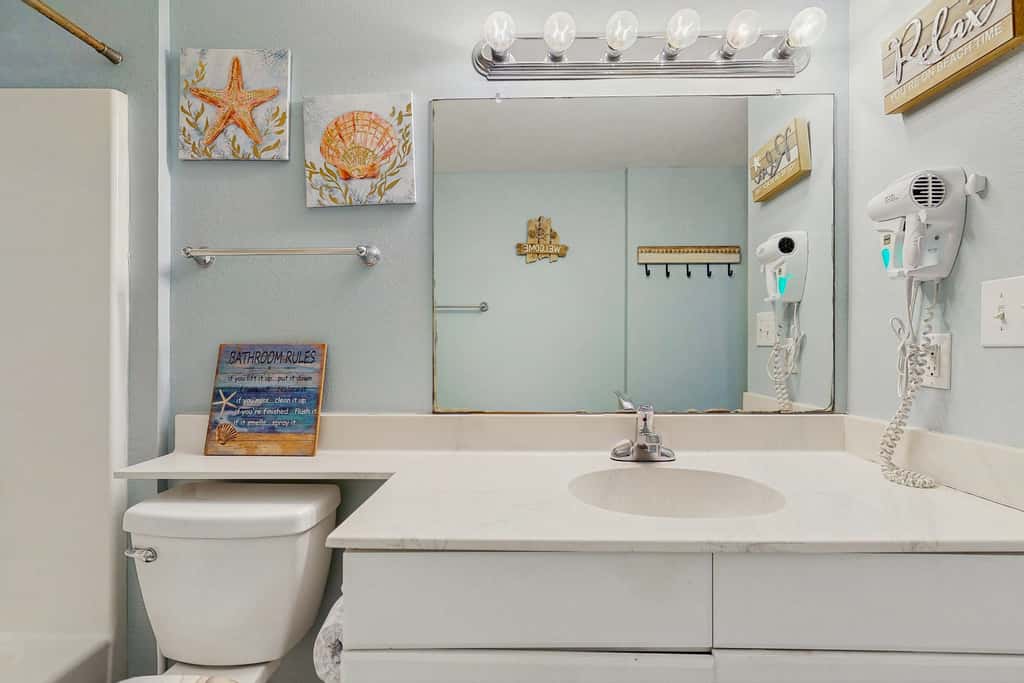 Cozy coastal studio with shared pool, beach access and close to everything