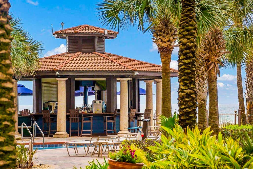 Cozy coastal studio with shared pool, beach access and close to everything