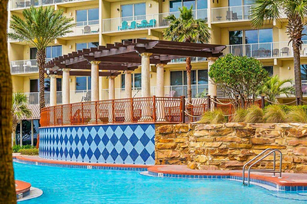 Cozy coastal studio with shared pool, beach access and close to everything