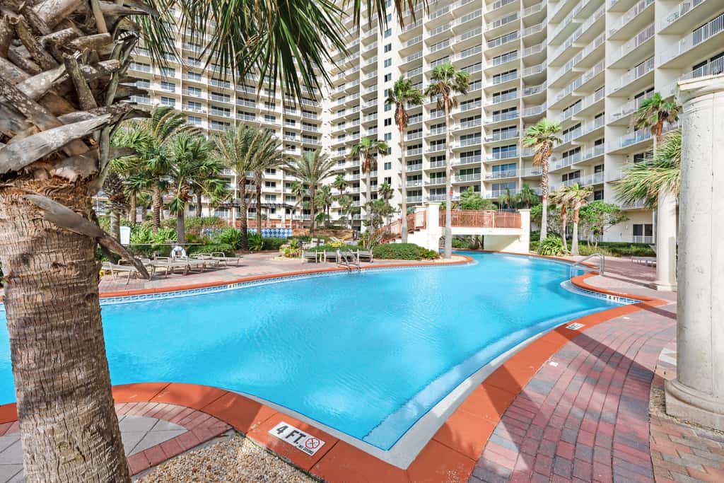 Cozy coastal studio with shared pool, beach access and close to everything
