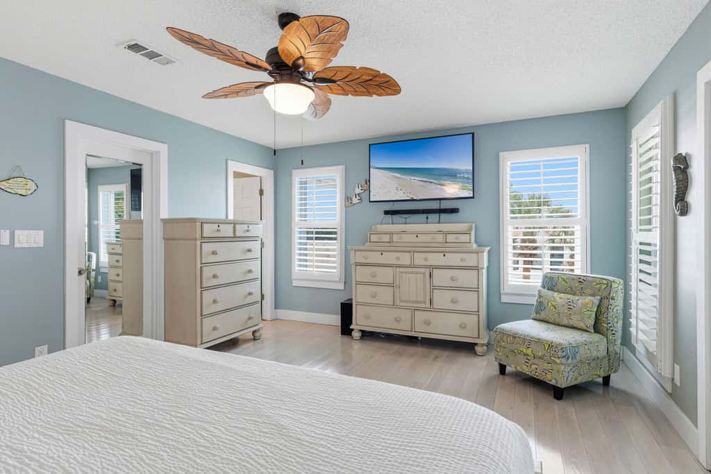 Gorgeous dog-friendly home with private pool & close to everything