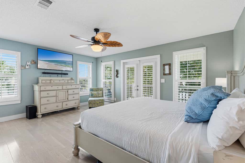 Gorgeous dog-friendly home with private pool & close to everything