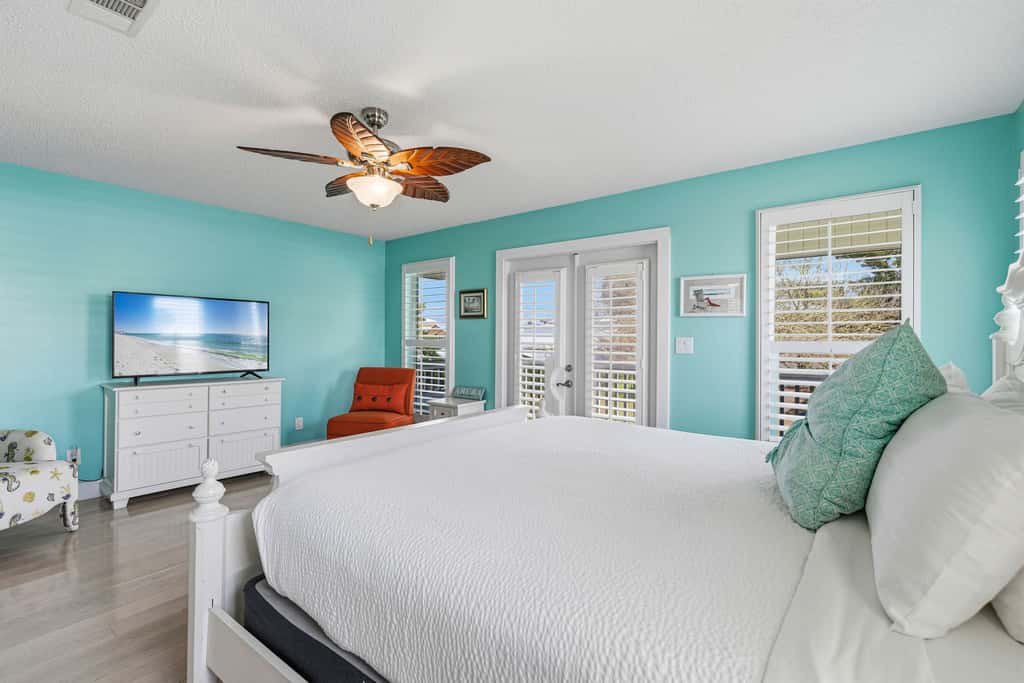 Gorgeous dog-friendly home with private pool & close to everything