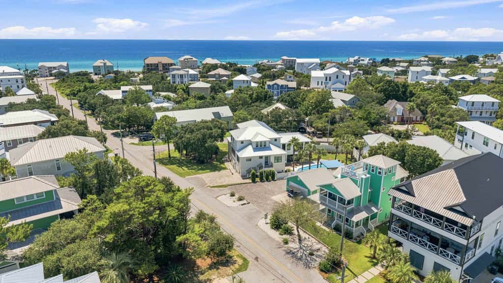 Gorgeous dog-friendly home with private pool & close to everything