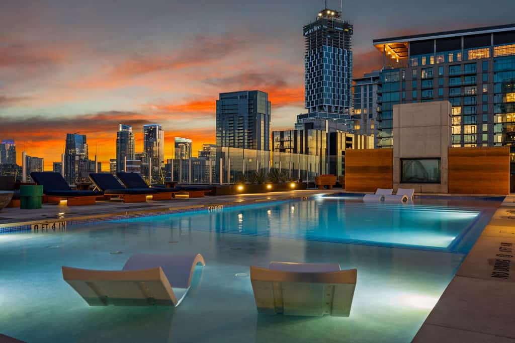 Luxury Lakeview 1BR | Walk to  Rainey | Pool | Gym | WFH